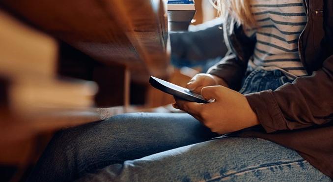 A nemi szevéről küldhetett fotót egy debreceni pedagógus egy 13 éves diáklánynak