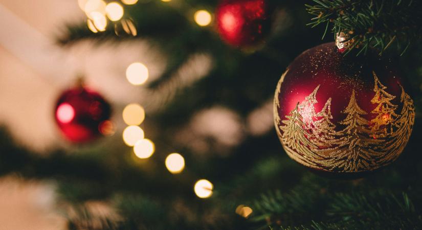 Így díszítsd fel idén a karácsonyfát, ha 2026-ban bőséget szeretnél – Feng Shui tippek