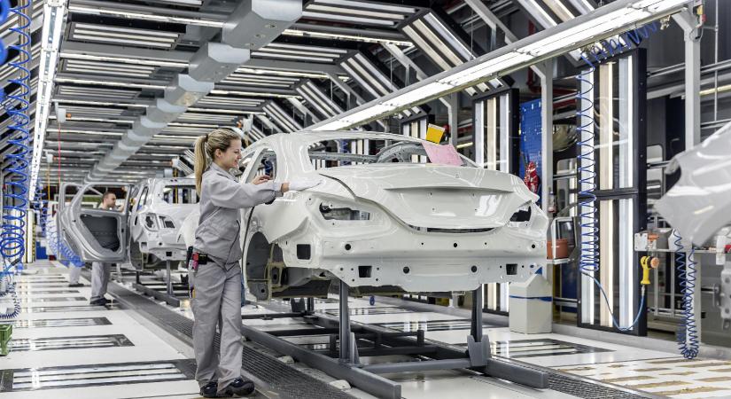 Újabb lépés a német ipar leépítése felé? – Die Zeit-riport az újabb bővítésen átesett kecskeméti Mercedes-gyárból