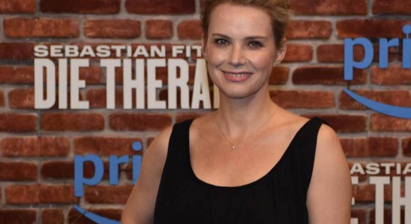 Ő Osvárt Andrea jóképű párja: kislányával együtt álltak a kamerák elé