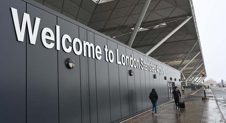 Nemi erőszak gyanújával letartóztatták a reptéren a válogatott futballistát