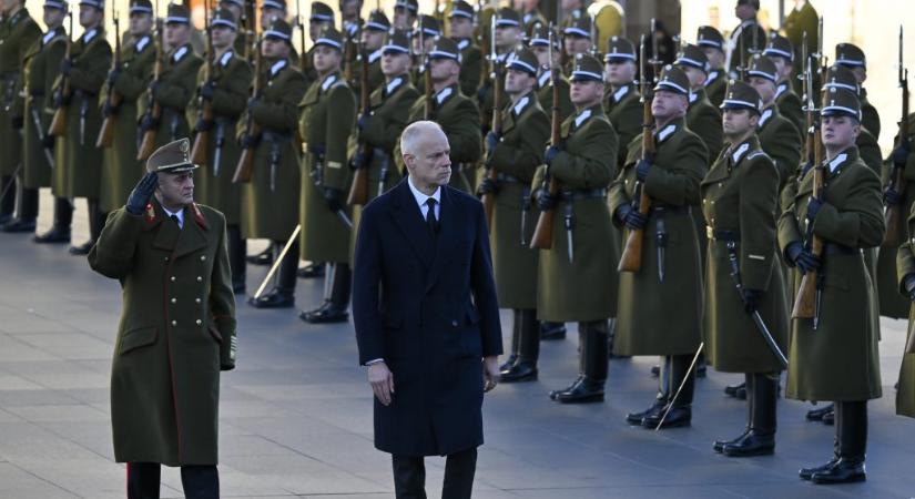 Még a választások előtt 6000 milliárdos uniós hitelt kaphatunk haderőfejlesztésre