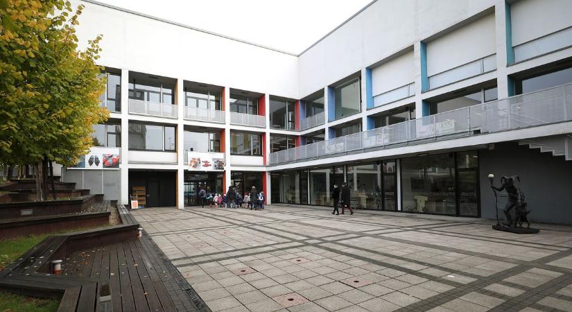 Ecsettel írt történelem a Fekete Házban és Holle anyó az Agórában