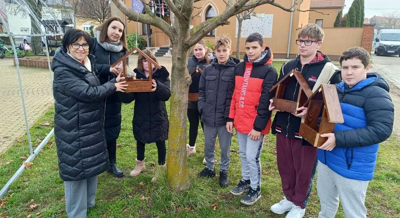 Jó cselekedet és közösségépítő program – madáretetőket ajándékoztak Vépnek a 6. B-sek