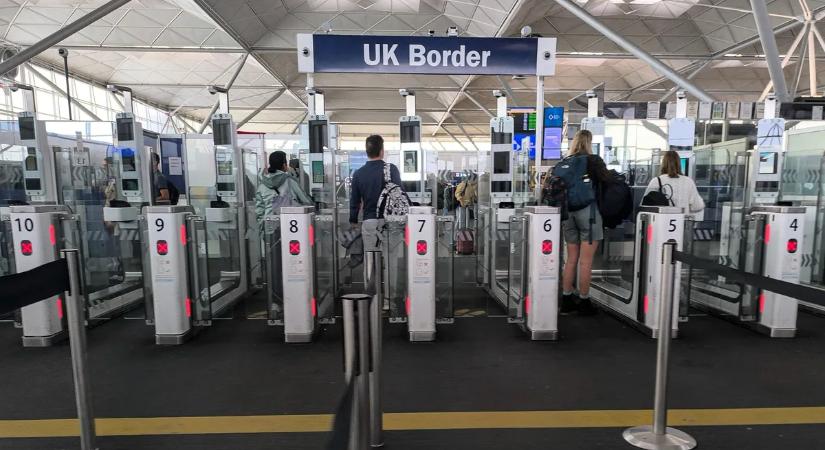 Szexbotrány a Premier League-ben: a reptéren tartóztatták le a korább angol válogatott focistát