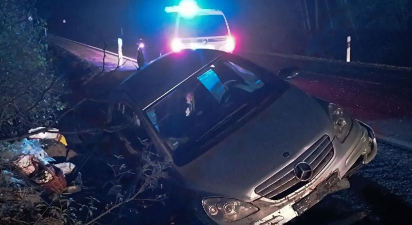 Árokba hajtott egy autó Jakabszállás közelében az 54-es főúton