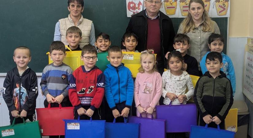 Tanszercsomagban részesültek az első osztályos gyerekek