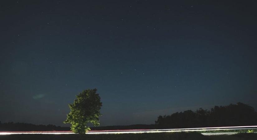 Elképesztő látvány az égen: irizáló felhők a Hold körül Hevesben