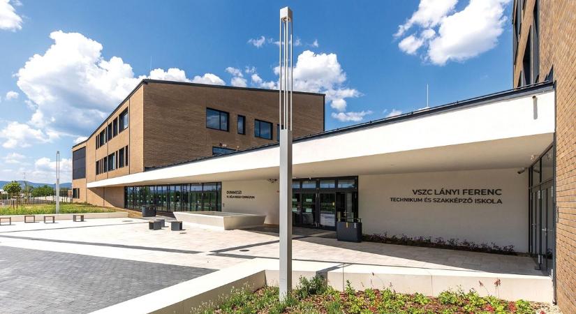 WHB-díjeső a FIABCI Díjátadó Gálán – A legjobbak között a „Kocka”: különdíjat nyert a SZÉCHENYI ISTVÁN EGYETEM Science Parkja