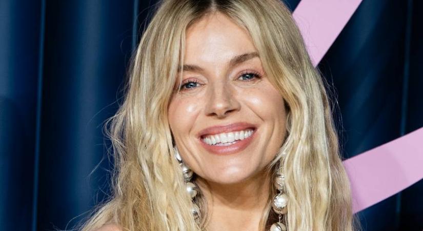 A 43 éves Sienna Miller harmadik gyerekével várandós: már ekkora a színésznő babapocakja