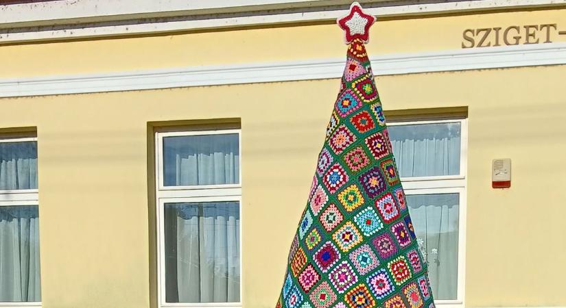 Horgolt karácsonyfával ajándékozták meg a falu lakóit Dunaszigeten - olvasói fotó