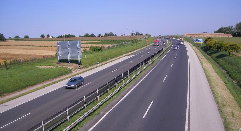 Videó: háromszor átfordult egy autó a levegőben az M1-sen