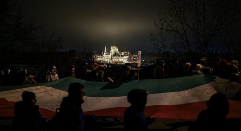 Közgyűlés a buszok között, vonulás Orbán hivatalához – látványosra sikerült a főváros hétindítója