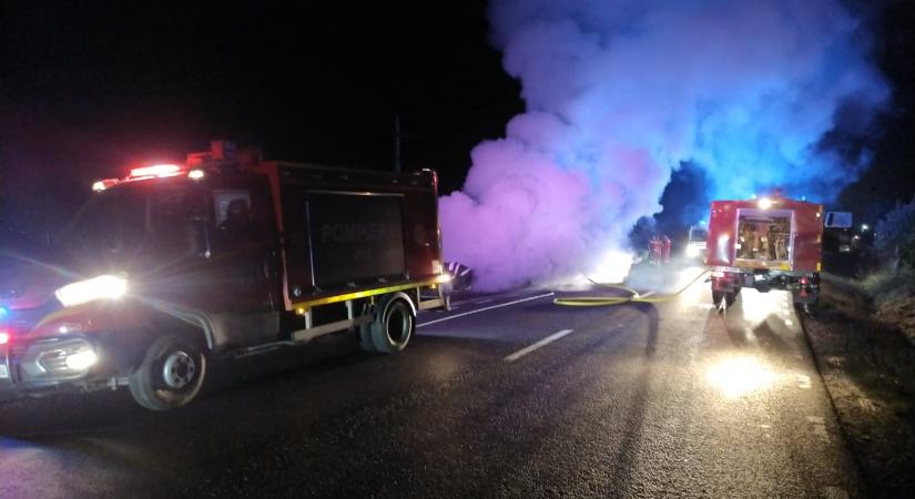 Kiégett egy autó a Hargita megyei Csíkkozmás közelében