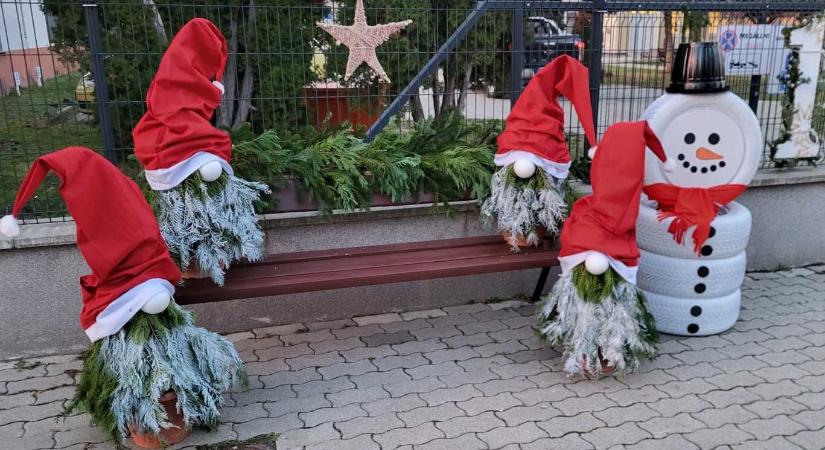 Ötletes adventi dekorációk Ménfőcsanakon és Gyirmóton