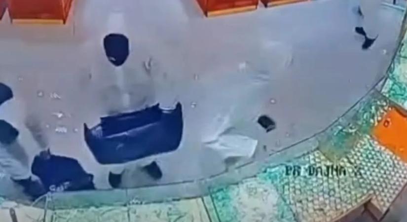 Akciófilm élesben: baltákkal raboltak ki egy ékszerboltot secperc alatt - videó