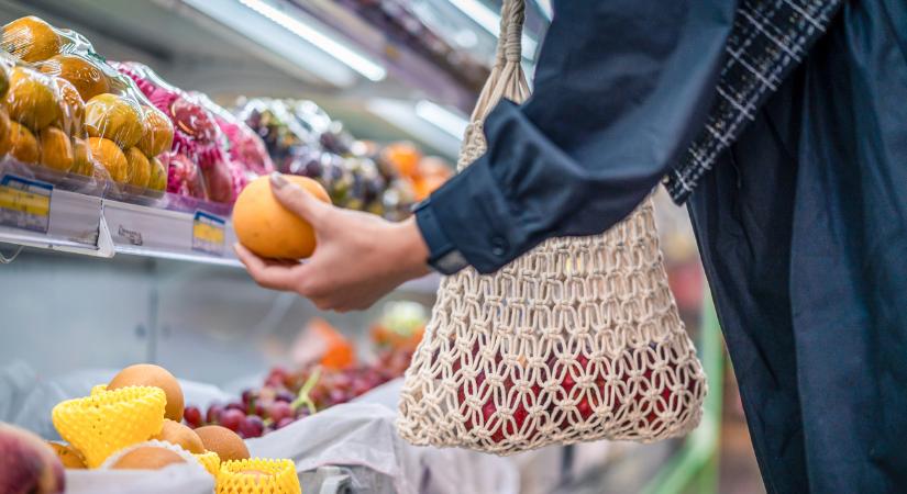 Tisztázták az üzletláncok: pakolhatunk-e saját táskába bevásárlás közben