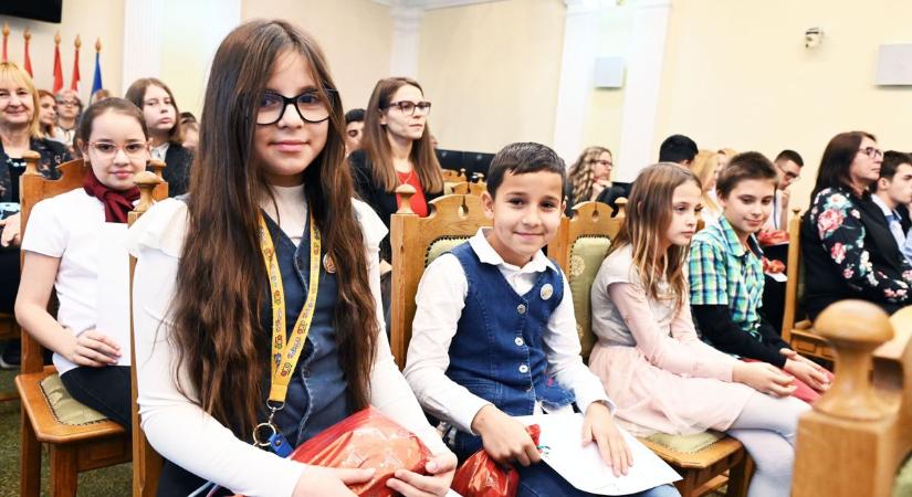 Mosolyok a városházán: hatvan diák kapott jutalmat és mikuláscsomagot – galériával