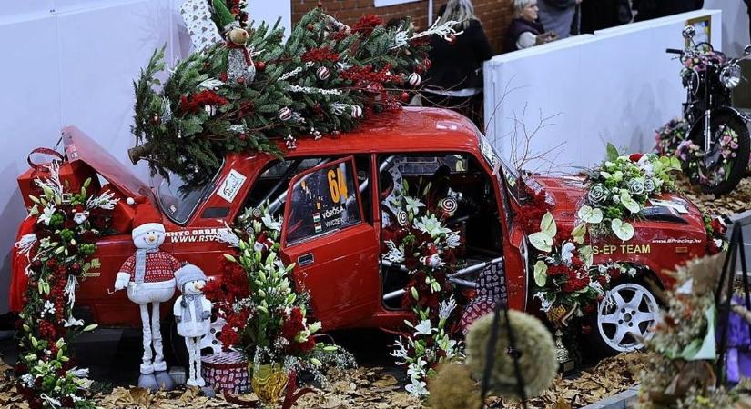 A KFT koncertezik a keceli virágkiállításon