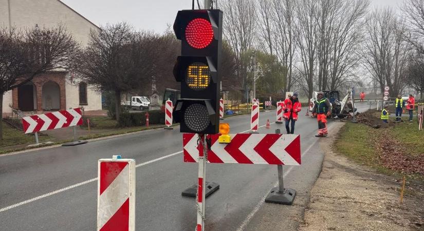 Dugó a Szigetközben, Lamborghini a bringaúton: lámpás kereszteződést építenek Győrújfalun