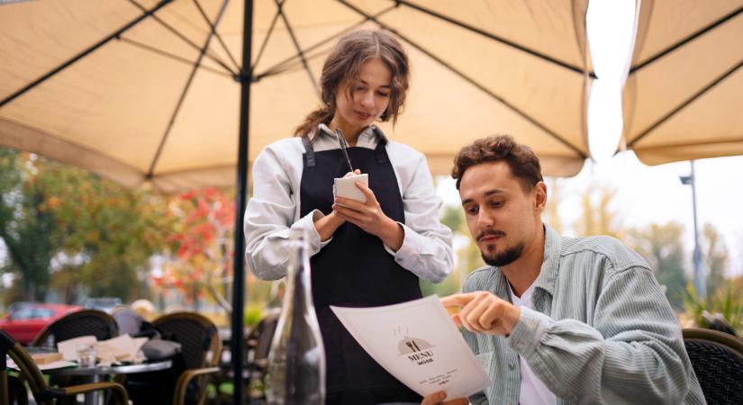 Ilyen luxusfizetésekért költöznek ki a magyarok Ausztriába