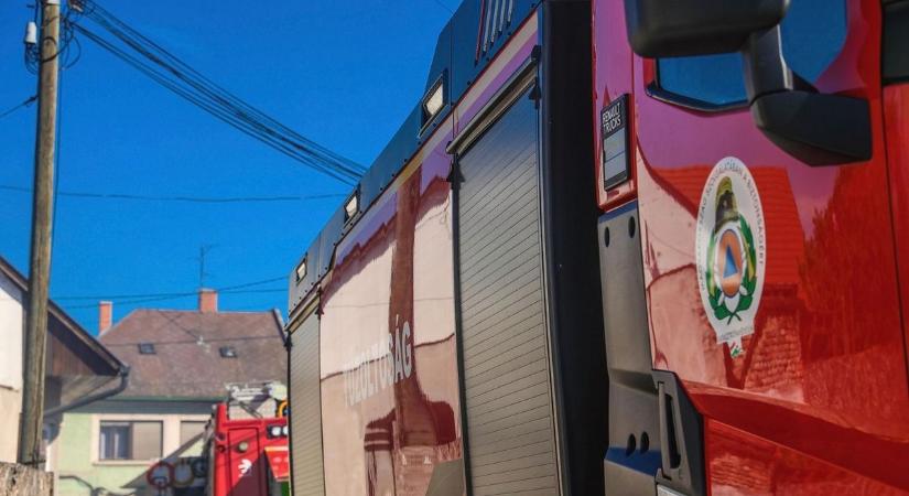 Csak egy percre ült le pihenni — pár pillanat múlva a lángok martaléka lett egy gyöngyösi ház