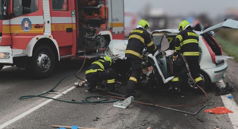 TRAGÉDIA: Szemből ütközött egy furgonnal, szörnyethalt a sofőr