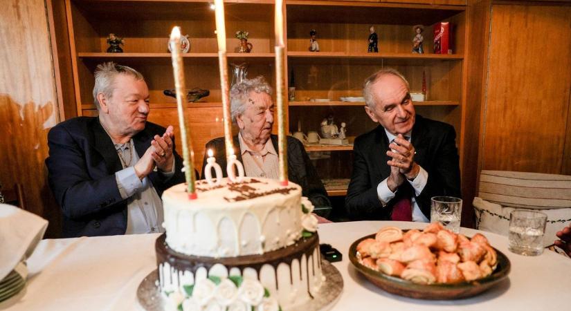 Száz gyertyát fújt el születésnapi tortáján Vilma néni