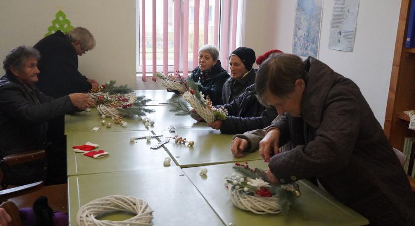 Dorcas-támogatással tartottak közösségi kézműves programot Szalókán