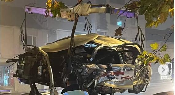 Totálkárosra tört mindkét autó az ütközésben, a taxi sofőrje nem élte túl a balesetet