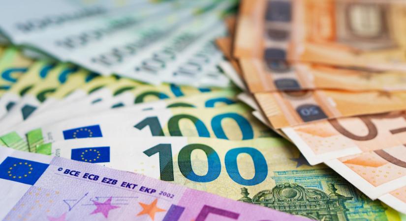 Kismértékben gyengült a forint: így áll az euró, a dollár és a svájci frank