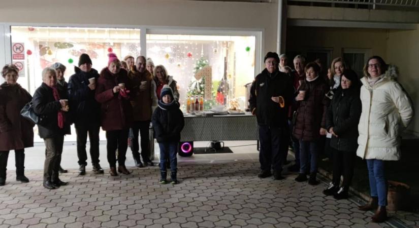 Gyúlnak a fények a hévízi ablakokban – idén is együtt várják a karácsonyt a fürdőváros lakói