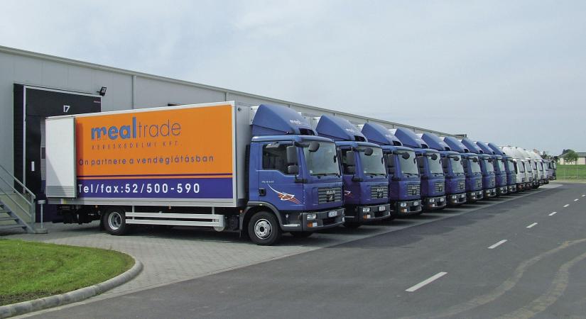 ÉKM: a főutakon emelkednek a díjak a kamionok számára – új szabályozás vidéki települések teherforgalommal szembeni védelméért