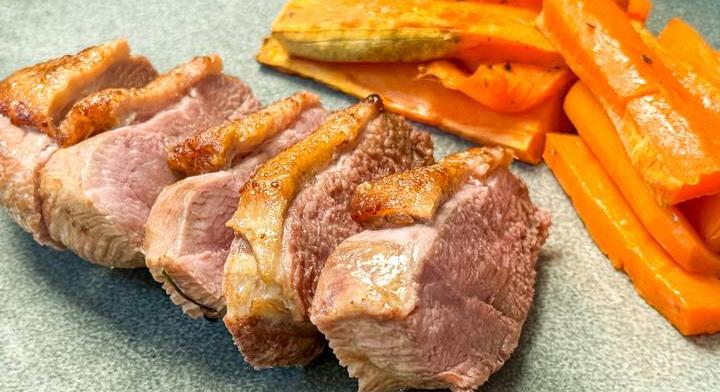 Rozé kacsamell sütőben sült édesburgonyával: ünnepi főétel gyorsan