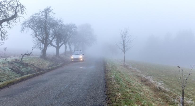 Óvatosan az utakon: sűrű köd és jegesedés miatt adtak ki riasztást