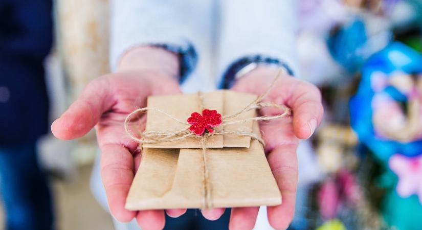 Mit hozzon a felnőtteknek a Mikulás? Apró, ám annál boldogítóbb meglepetés ötletek