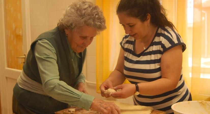 Remek hírt kaptak a nyugdíjasok, jövőre többször is plusz pénzhez jutnak