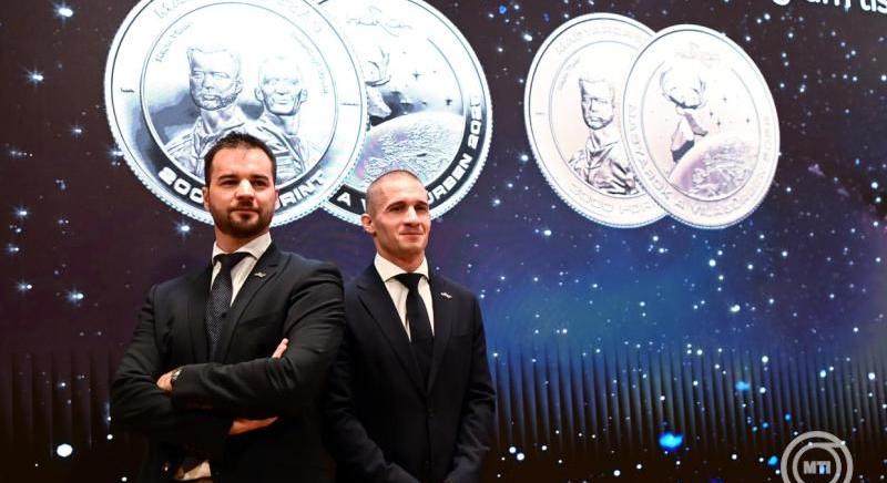 Emlékérmen Kapu Tibor és Cserényi Gyula