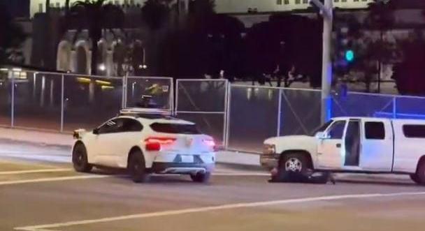 Videó: fegyveres rendőri akcióba hajtott bele egy utasokat szállító önvezető taxi