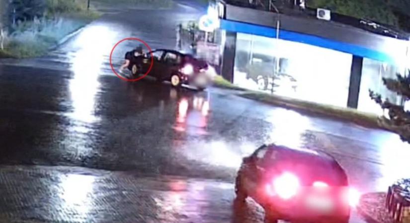 Ablaktörlőbe kapaszkodó nővel a motorháztetőn hajtott a férfi – videó