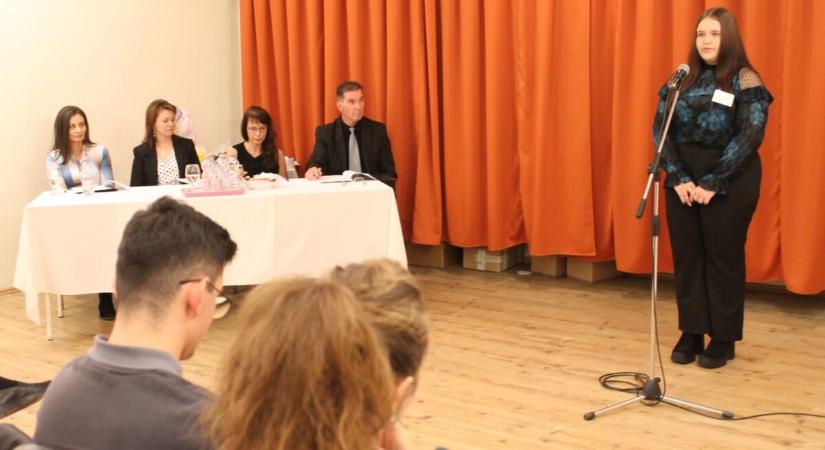 Szavalóversennyel őrzik Gerebenics Róbert tanár úr emlékét Sarkadon