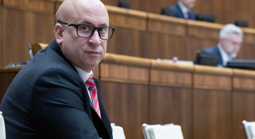 Elmarad a közlekedési miniszter leváltásáról szóló rendkívüli ülés