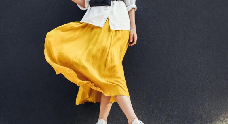 Térdig érő szoknya, szatén minden mennyiségben – Itt vannak a tél kedvencei