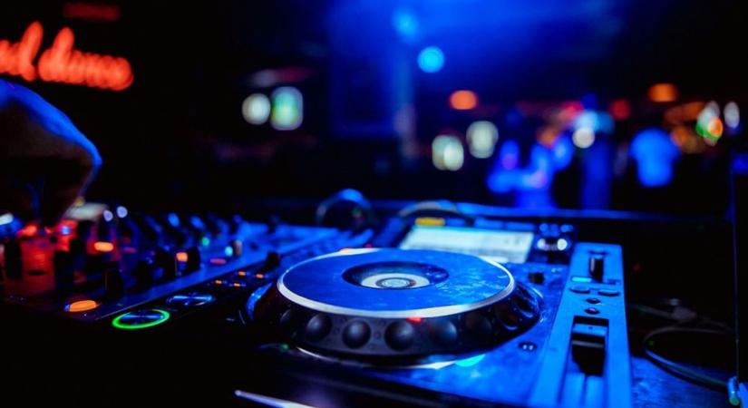 Drogbotrány Szegeden: két ismert DJ is a vádlottak között
