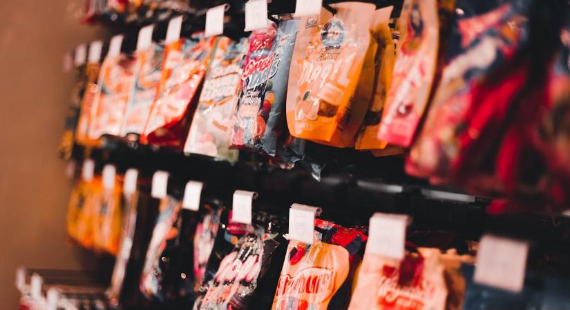 Termékvisszahívás: ismét fémdarabok és veszélyes baktérium került élelmiszerekbe