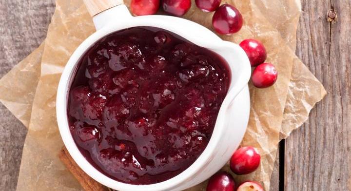 Fűszeres vörösáfonya-szósz sültek mellé: tökéletes ünnepi kísérő