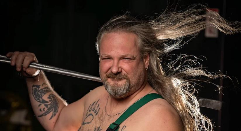 Ledobták a textilt és naptárat készítettek: a siroki iskolát is támogatják a bevételből a csepeli kohászok