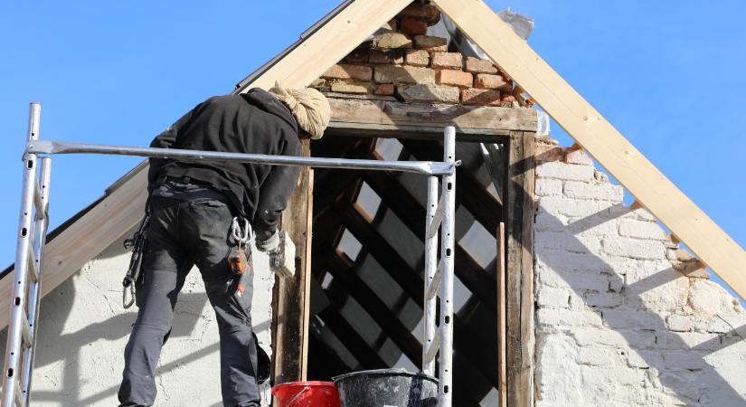 Felújítást ígértek, lyukas tetőt hagytak maguk után a Kétfarkú Kutya Párt önkéntesei