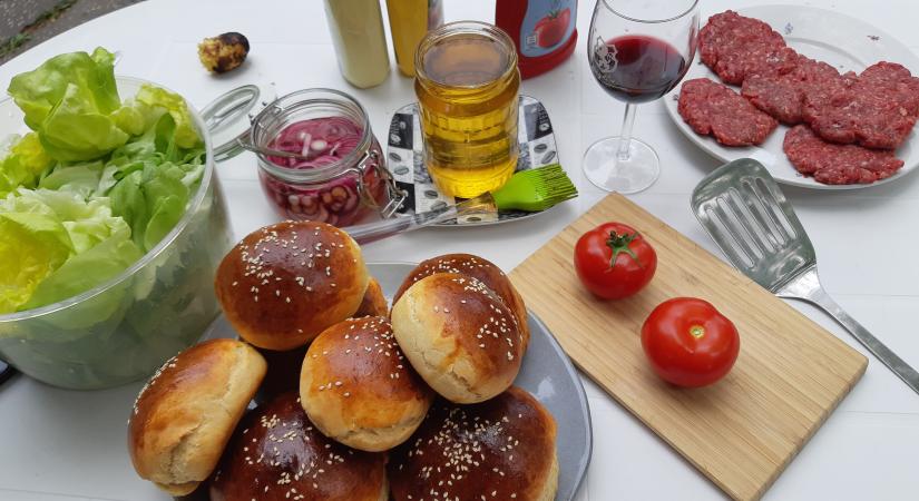 A házi hamburgerzsemle, ami tényleg puha marad: a pékek trükkje, amit eddig nem ismertél