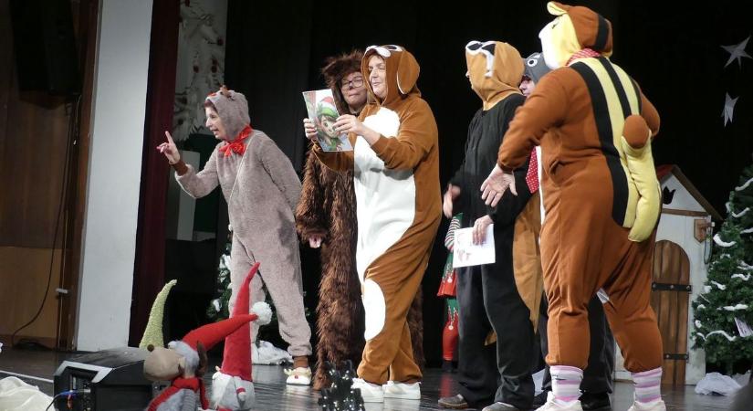 Csillogó szemű gyerekek előtt aratott sikert A Mikulás elveszett nagykönyve – 10 éves a Bácsalmási Óvodai Színtársulat – fotók